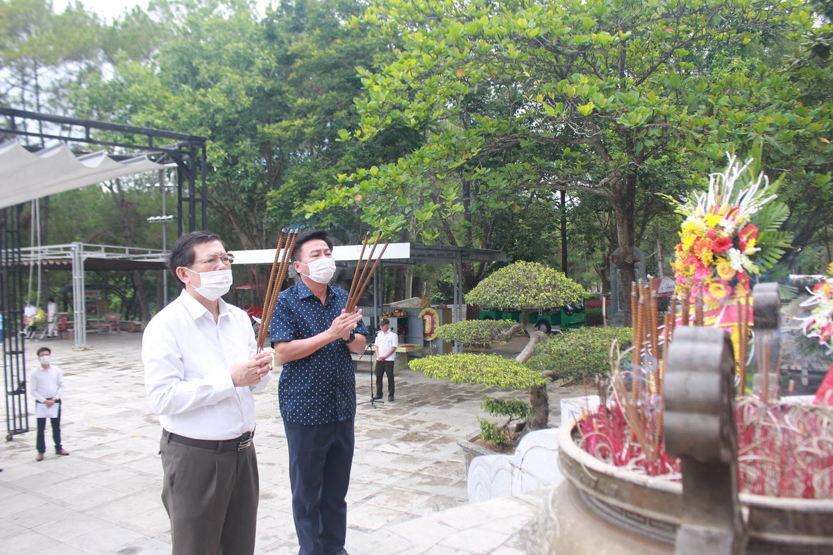 Phó Chủ tịch Nguyễn Hữu Dũng cùng Đoàn công tác vào dâng hương dâng hoa tại Nghĩa trang liệt sĩ Quốc gia Trường Sơn.