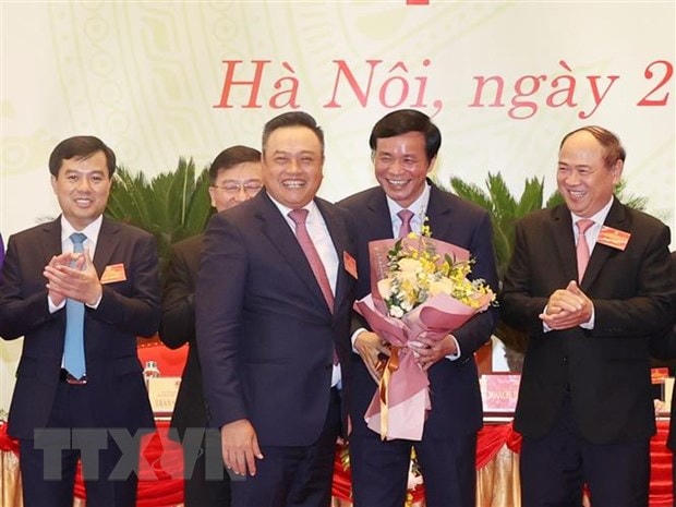 Phó Chủ nhiệm Văn phòng Quốc hội Trần Sỹ Thanh (bên trái) được bầu làm Bí thư Đảng ủy Cơ quan Văn phòng Quốc hội nhiệm kỳ 2020-2025. (Ảnh: Trọng Đức/TTXVN).