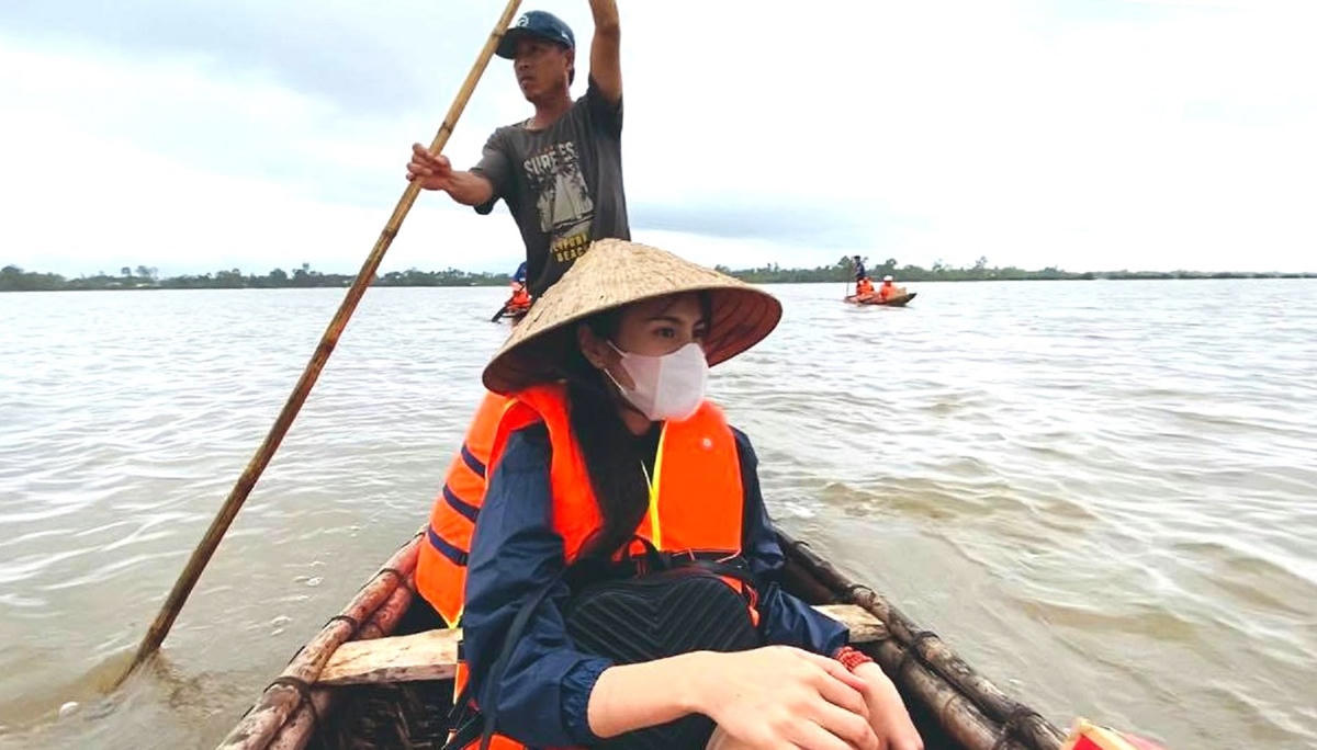 Hình ảnh ca sĩ Thủy Tiên đi cứu trợ cho đồng bào lũ lụt miền Trung. Ảnh FBNV.