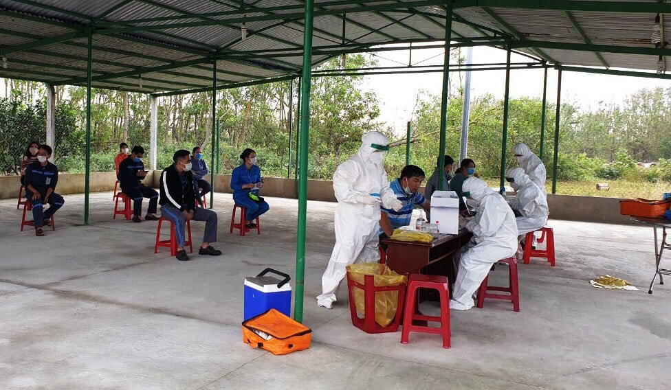 Tiến hành lấy mẫu xét nghiệm Covid-19 cho CB, CNV của Cảng hàng không Chu Lai.