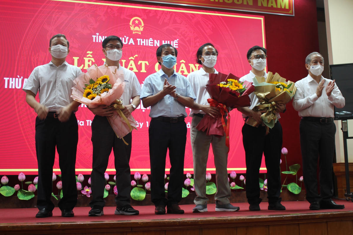 Lãnh đạo Thừa Thiên - Huế tặng hoa chúc Đoàn hoàn thành tốt nhiệm vụ.