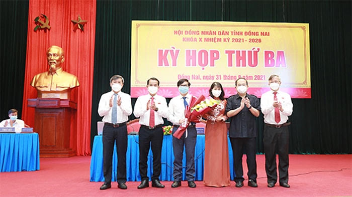 Lãnh đạo Tỉnh ủy tặng hoa chúc mừng đồng chí Nguyễn Sơn Hùng được bầu làm Phó chủ tịch UBND tỉnh. Ảnh: Báo Đồng Nai.