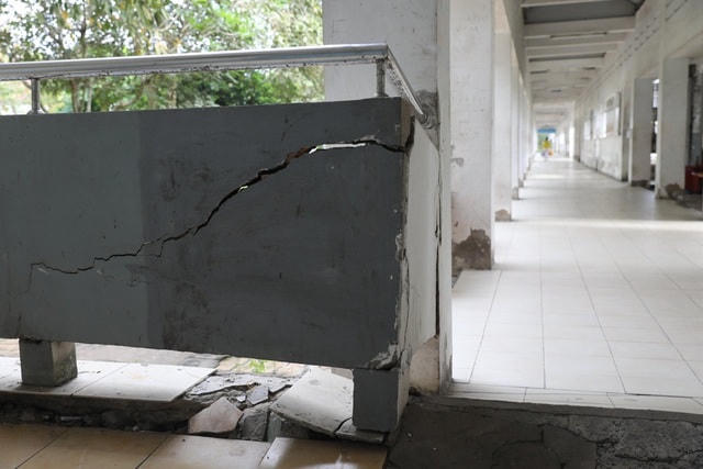 Nhìn các điểm sụt lụn như vừa trải qua trận động đất.  