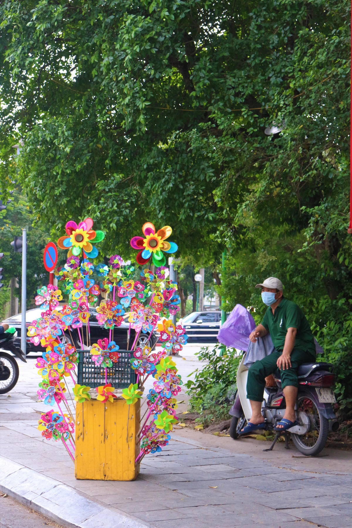 Nắng gay gắt giữa mùa dịch đầy khó khăn, nhưng người lao động vẫn chăm chỉ làm việc và không quên tuân thủ khuyến cáo 5K của Bộ Y tế.