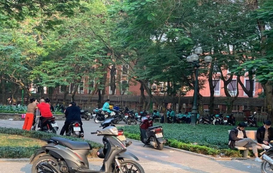 Nhiều người Hà Nội đã tỏ ra chủ quan với Covid-19, cho dù số F0 vẫn tăng nhanh. Ảnh: Lan Nhi  