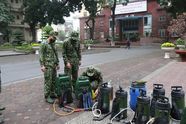 Binh chủng Hóa học hỗ trợ phun khử khuẩn phòng chống dịch Covid-19 tại Học viện Báo chí và Tuyên truyền