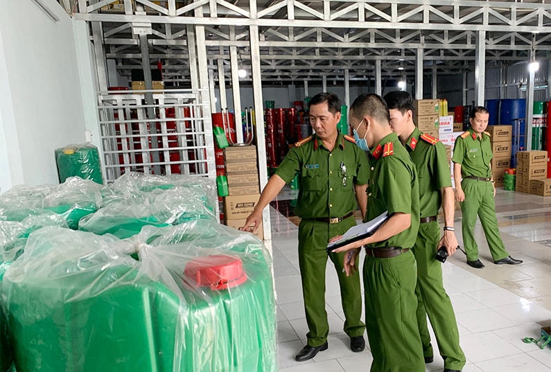 Công an tỉnh An Giang kiểm tra các mặt hàng tại cơ sở của Mãnh.