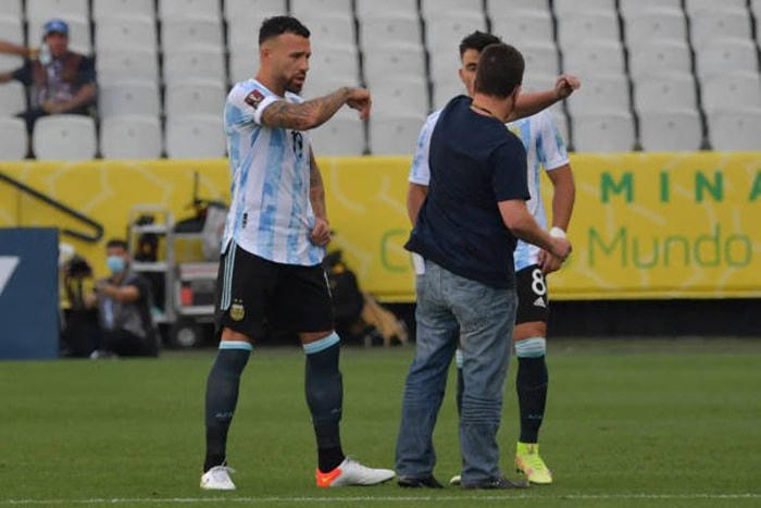 Cầu thủ Argentina xô xát với quan chức y tế của Brazil.