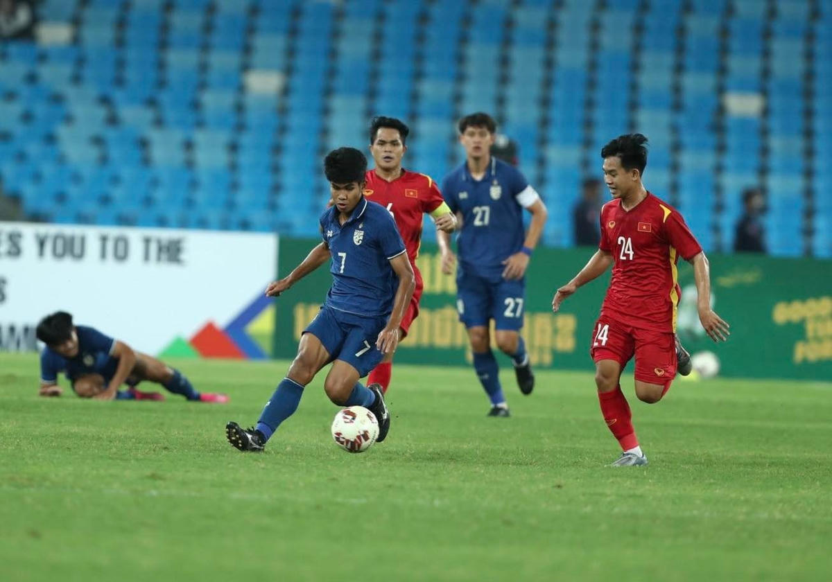 U23 Thái Lan nguy hiểm hơn trong các tình huống dứt điểm.Ảnh: Bongdaplus.Hai đội chơi quyết liệt từ đầu trận, với nhiều pha phạm lỗi. Ảnh: Vnexpress.