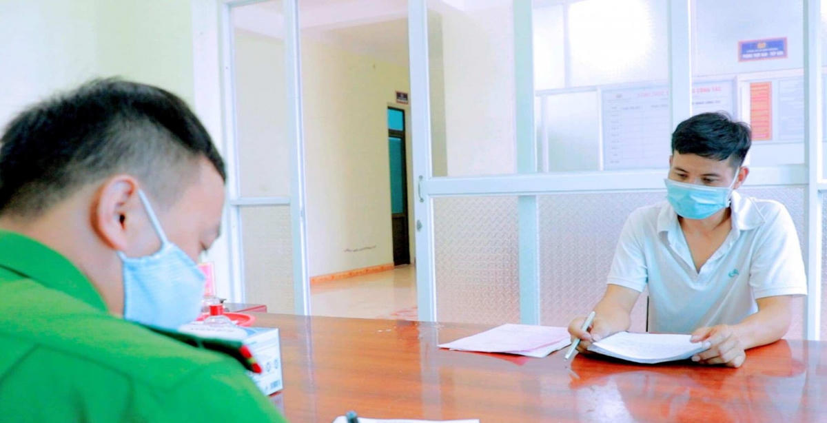 Lực lượng chức năng làm việc với trường hợp vi phạm. Ảnh: Công an tỉnh Quảng Ninh.