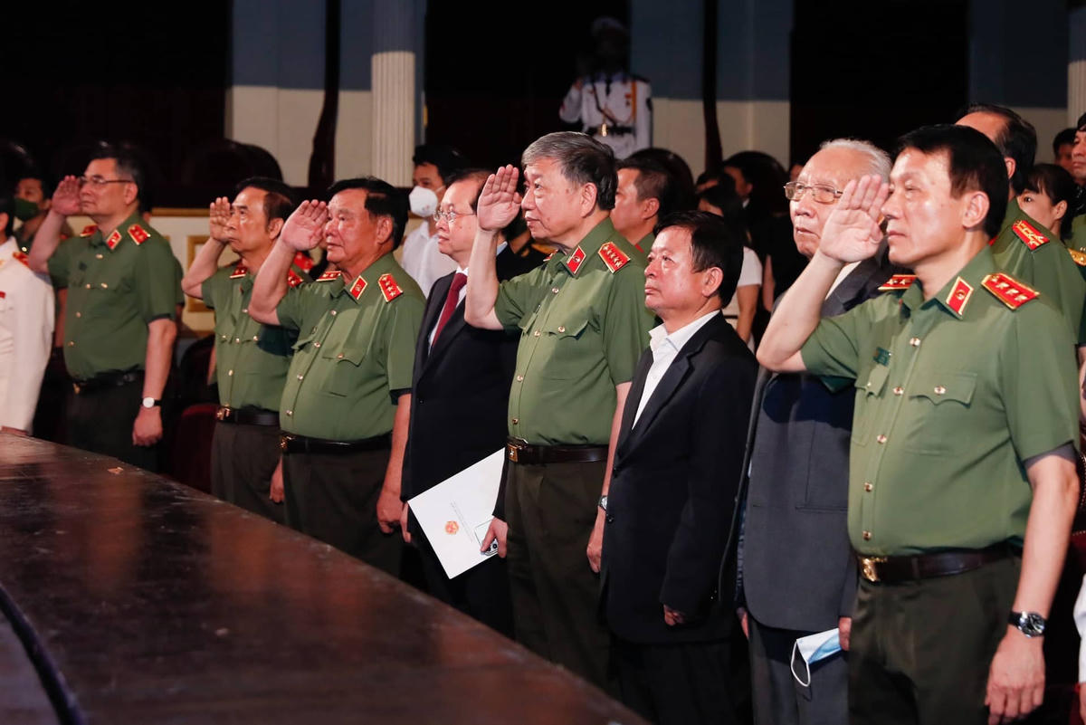 Các đại biểu dự buổi lễ.