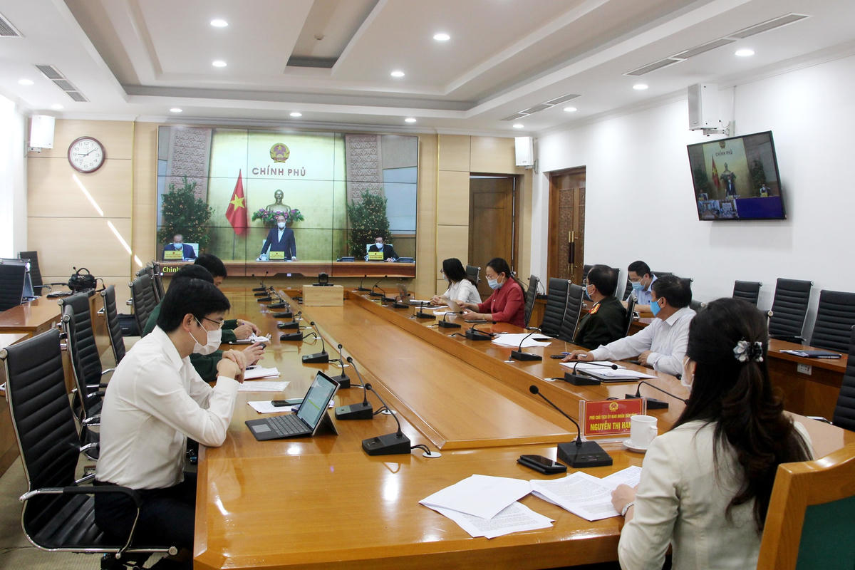 Lãnh đạo tỉnh Quảng Ninh tham dự cuộc họp trực tuyến với Chính phủ qua truyền hình trực tuyến. Ảnh: Báo Quảng Ninh.