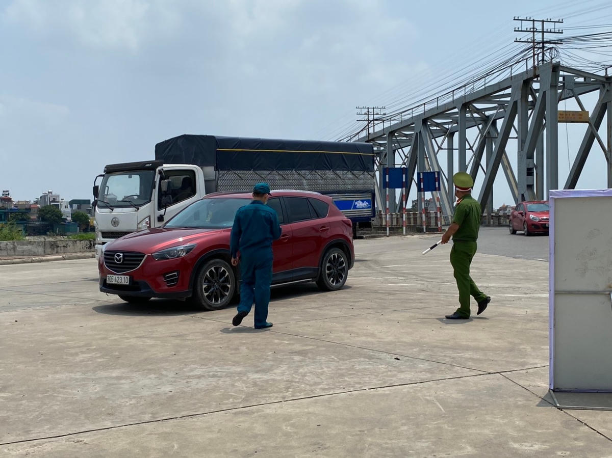 Cận cảnh chốt kiểm soát phòng, chống dịch tại cầu Đuống