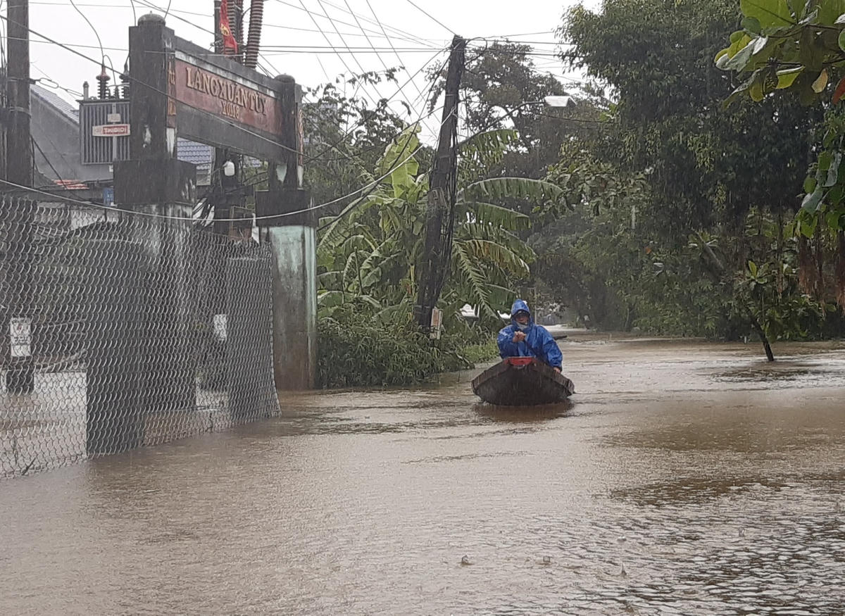 Thừa Thiên-Huế: Mưa trắng trời, nhiều nơi ngập sâu 