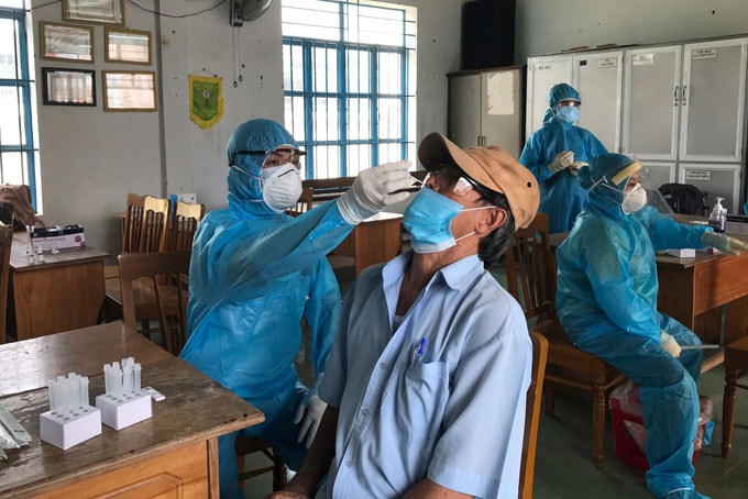 Lấy mẫu xét nghiệm Covid-19 cho người dân huyện Diên Khánh.