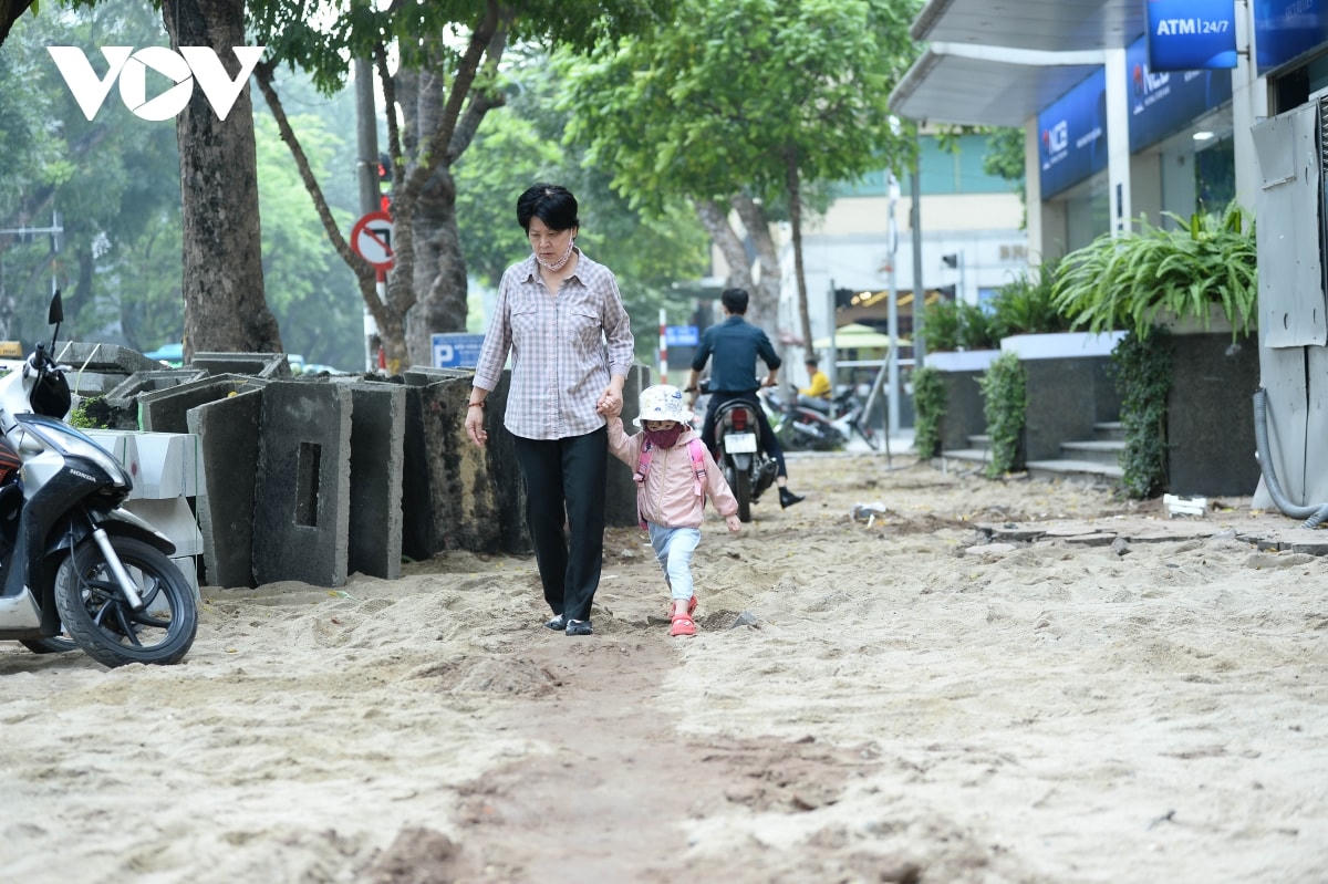 Chưa bàn tới lớp gạch hiện tại ở vỉa hè này còn tốt hay không, tuy nhiên, khi cày xới để lát loại đá mới khiến cho bụi mù đường mỗi khi nắng nóng và nhếch nhác khi có mưa. Đặc biệt, người dân đi lại gặp nhiều khó khăn.  