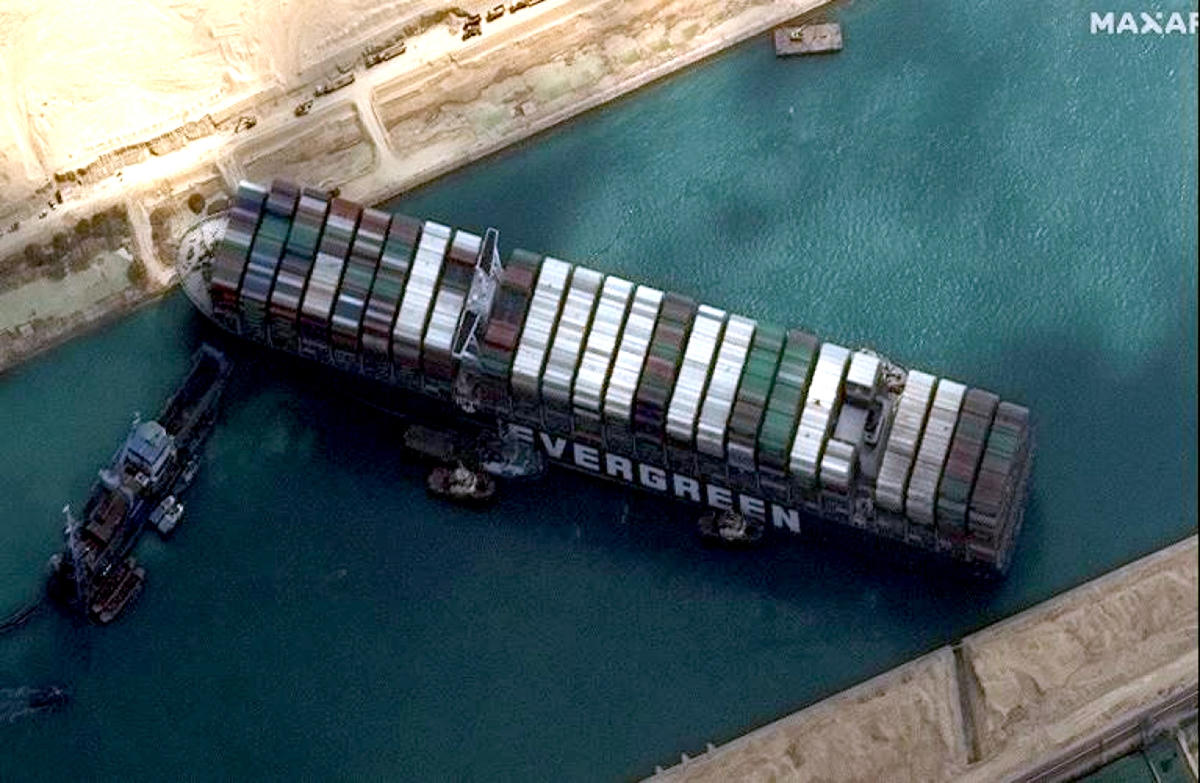 Siêu tàu Ever Given mắc cạn gây tắc nghẽn kênh đào Suez. Ảnh: Reuters.