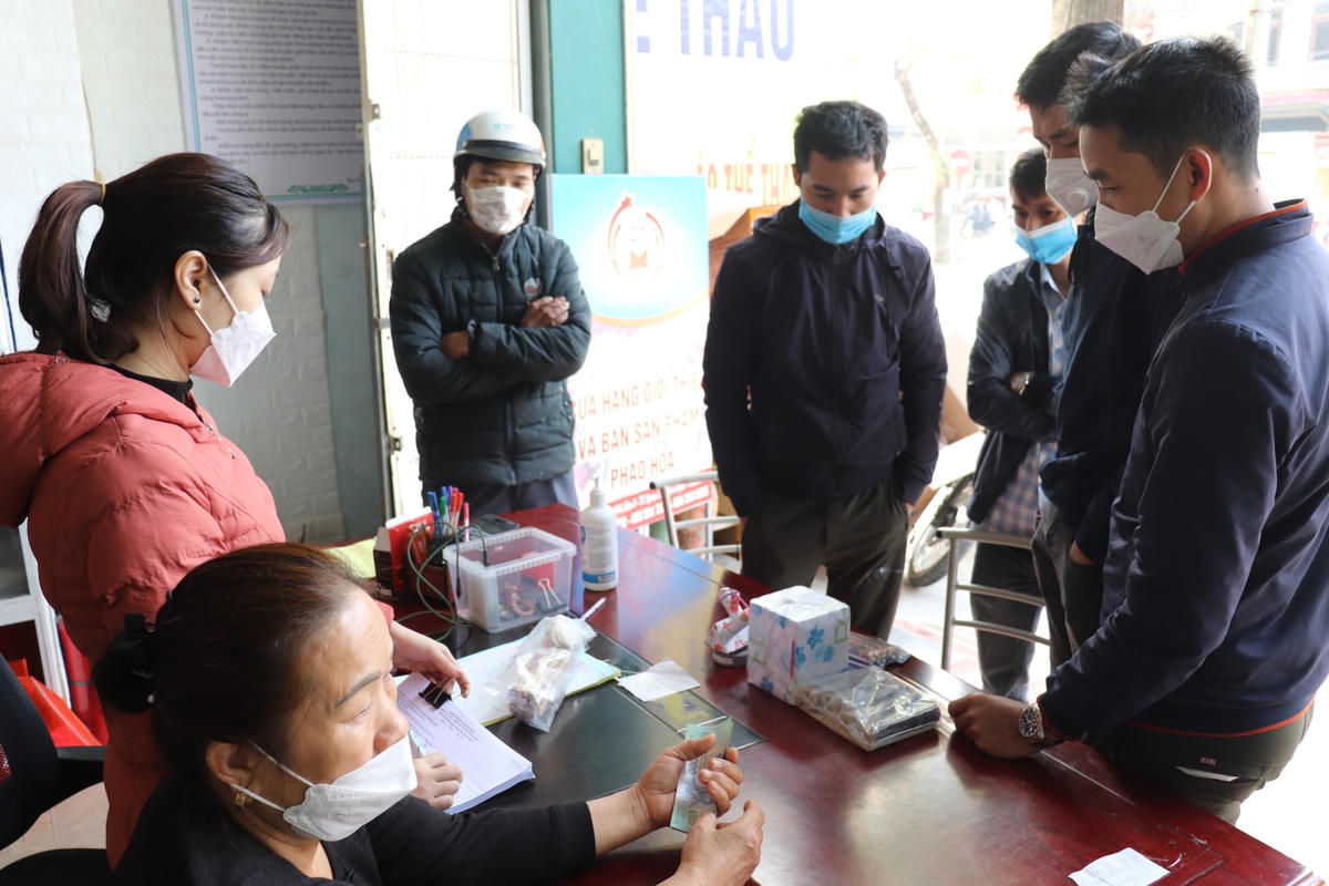 Tại cửa hàng số nhà 358, đường 10/6, khu 5, thị trấn Quán Lào (huyện Yên Định), để mua được pháo, khách hàng phải xuất trình giấy tờ tùy thân (căn cước công dân, chứng minh thư).