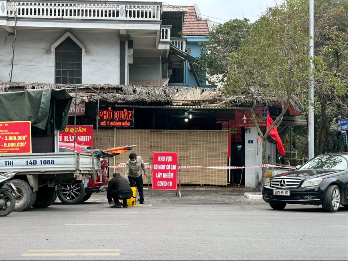 Các cửa hàng trên địa bàn tỉnh Quảng Ninh thực hiện nghiêm túc các yêu cầu phòng chống dịch Covid-19. Nguồn: Báo Quảng Ninh.