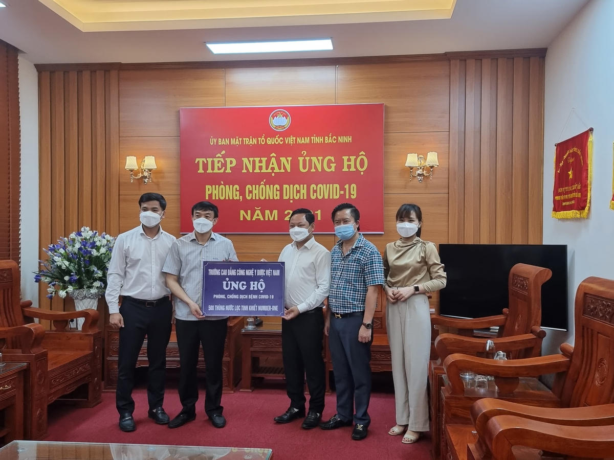 Báo Đại Đoàn Kết trao hỗ trợ của Trường Cao đẳng công nghệ Y dược Việt Nam cho Ủy ban MTTQ Việt Nam tỉnh Bắc Ninh.