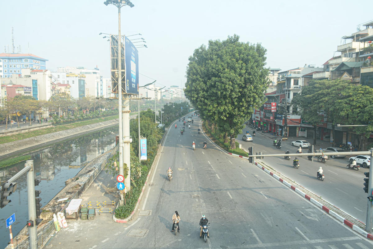 Lúc 7h30, tại đường Láng dù vào giờ cao điểm nhưng các phương tiện tham gia giao thông vẫn thưa thớt. Mỗi nhịp đèn đỏ, chỉ khoảng hơn 20 người dừng chờ.