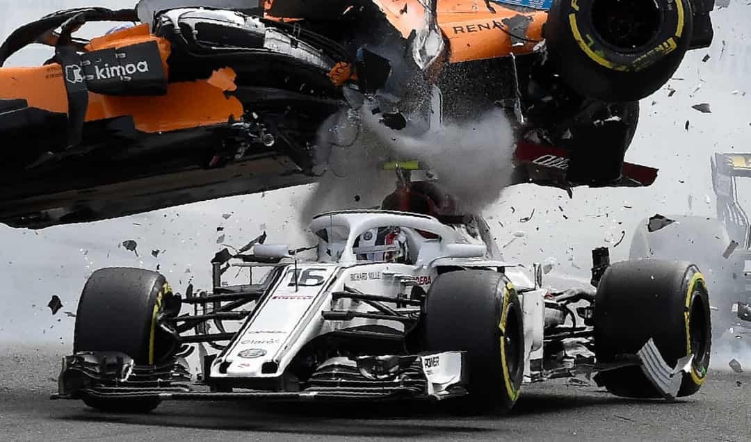 Giải Grand Prix Bỉ 2018 chứng kiến một vụ tai nạn ngoạn mục khi chiếc McLaren của Fernando Alonso bị lật và đâm vào Charles Leclerc.  