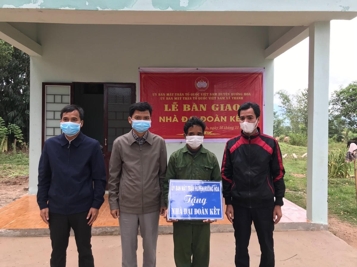 Ông Hồ Văn Tố (thôn Ba Viêng, xã Thanh, huyện Hướng Hóa, tỉnh Quảng Bình) đón nhận ngôi nhà Đại đoàn kết.