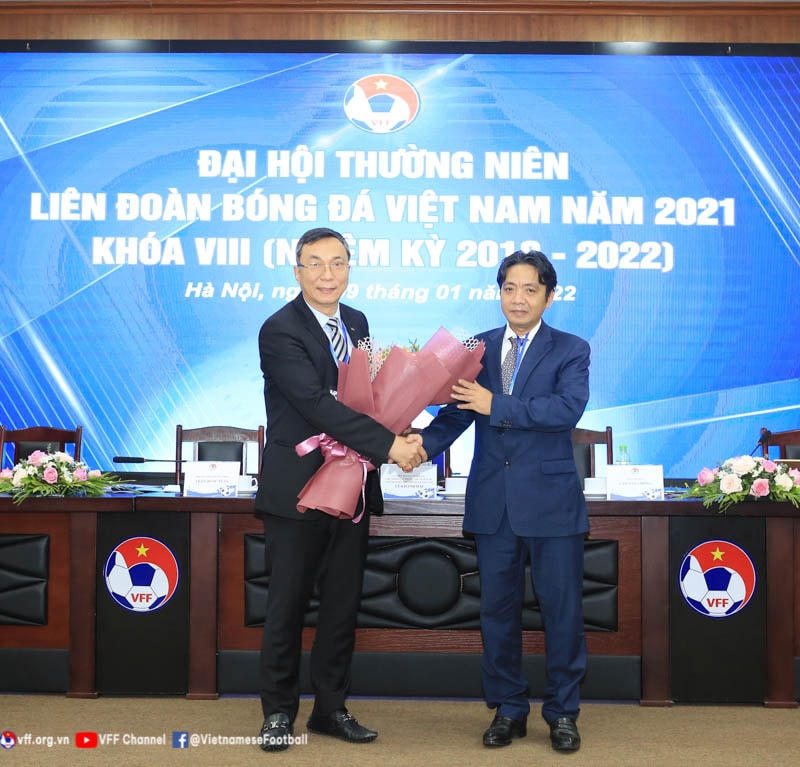 Thứ trưởng Hoàng Đạo Cương tặng hoa chúc mừng ông Trần Quốc Tuấn đảm nhiệm Quyền Chủ tịch LĐBĐVN khóa VIII