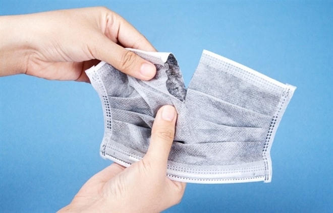 Khẩu trang than hoạt tính có công dụng hút bụi bẩn.