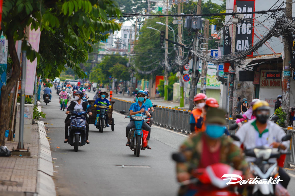 Đường Cách Mạng Tháng Tám đoạn hướng về nút giao Trường Chinh khá đông các phương tiện di chuyển.
