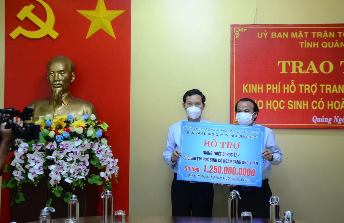 Lãnh đạo Ủy ban MTTQ Việt Nam tỉnh Quảng Ngãi trao tiền hỗ trợ cho học sinh khó khăn.