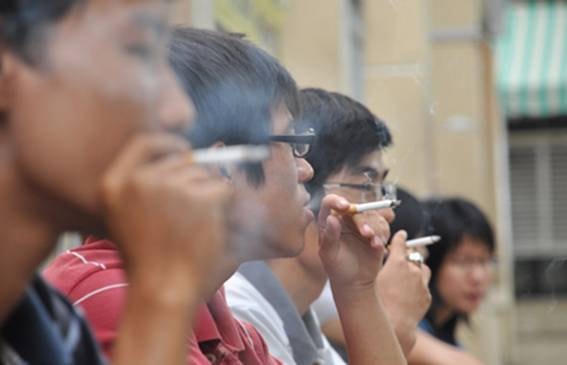 Số nam thanh niên ở tuổi trưởng thành hút thuốc chiếm tỷ lệ cao.