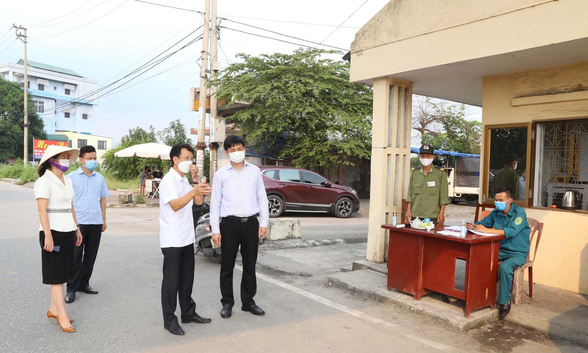 Lãnh đạo TX Đông Triều kiểm tra công tác phòng chống dịch bệnh tại chốt kiểm soát dịch bệnh Covid-19. Ảnh: dongtrieu.quangninh.gov.vn.