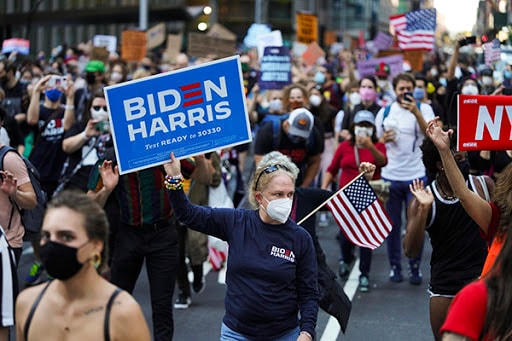 Cử tri Mỹ ủng hộ ông Biden và bà Harris.