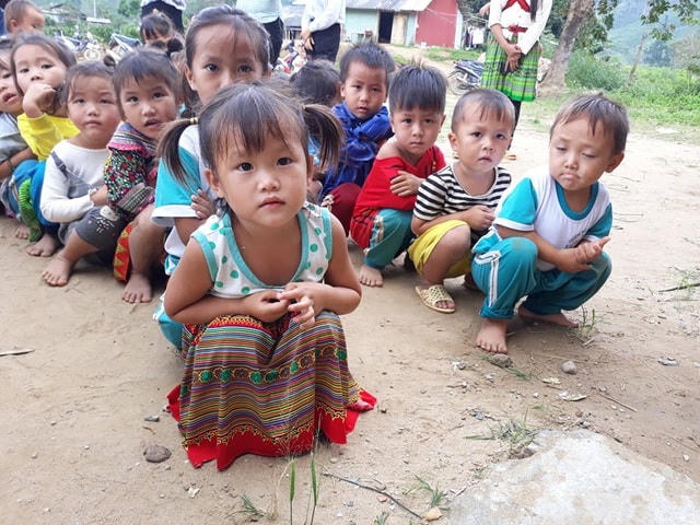 Nhiều em đi chân trần không có lấy dôi dép để mang.  