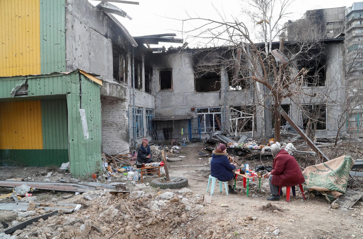 Những ngôi nhà bị hư hại ở thành phố cảng phía nam Mariupol, Ukraine. Ảnh: Reuters.