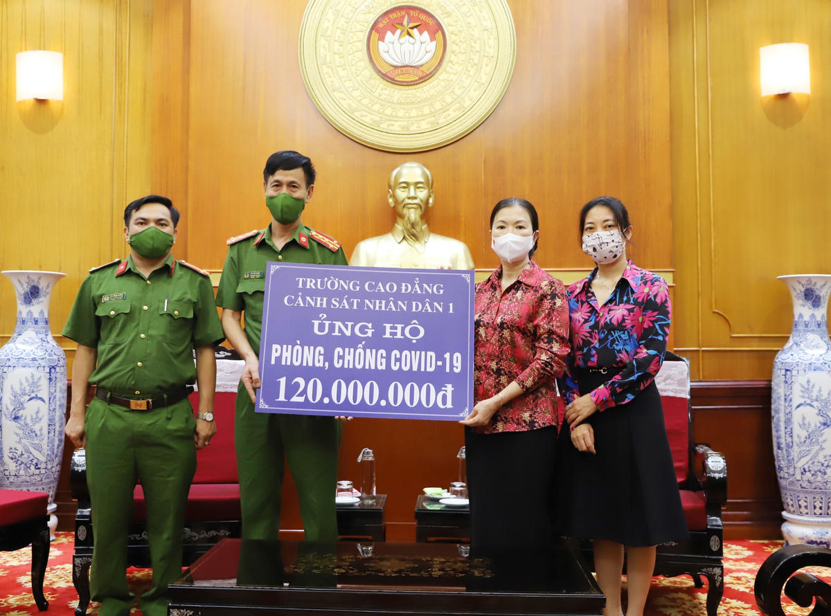 Phó Chủ tịch Trương Thị Ngọc Ánh tiếp nhận ủng hộ từ Trường Cao đẳng Cảnh sát nhân dân 1.