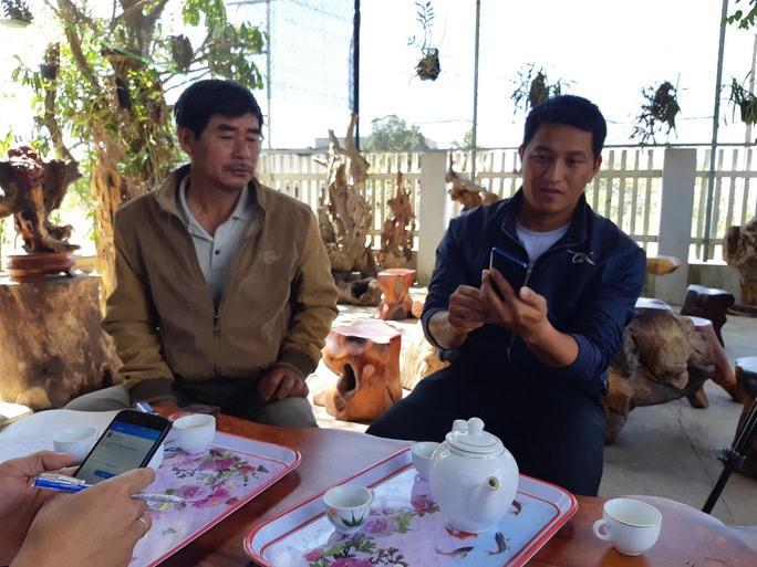 Ông Trần Thế Tôn (phải) trầy trật đưa vụ việc ra ánh sáng.