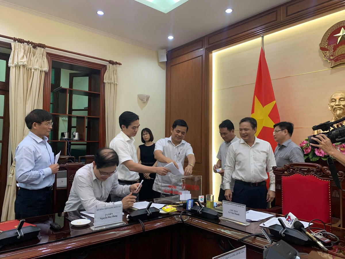 Các thành viên Hội đồng Tiền lương quốc gia tham gia bỏ phiếu.