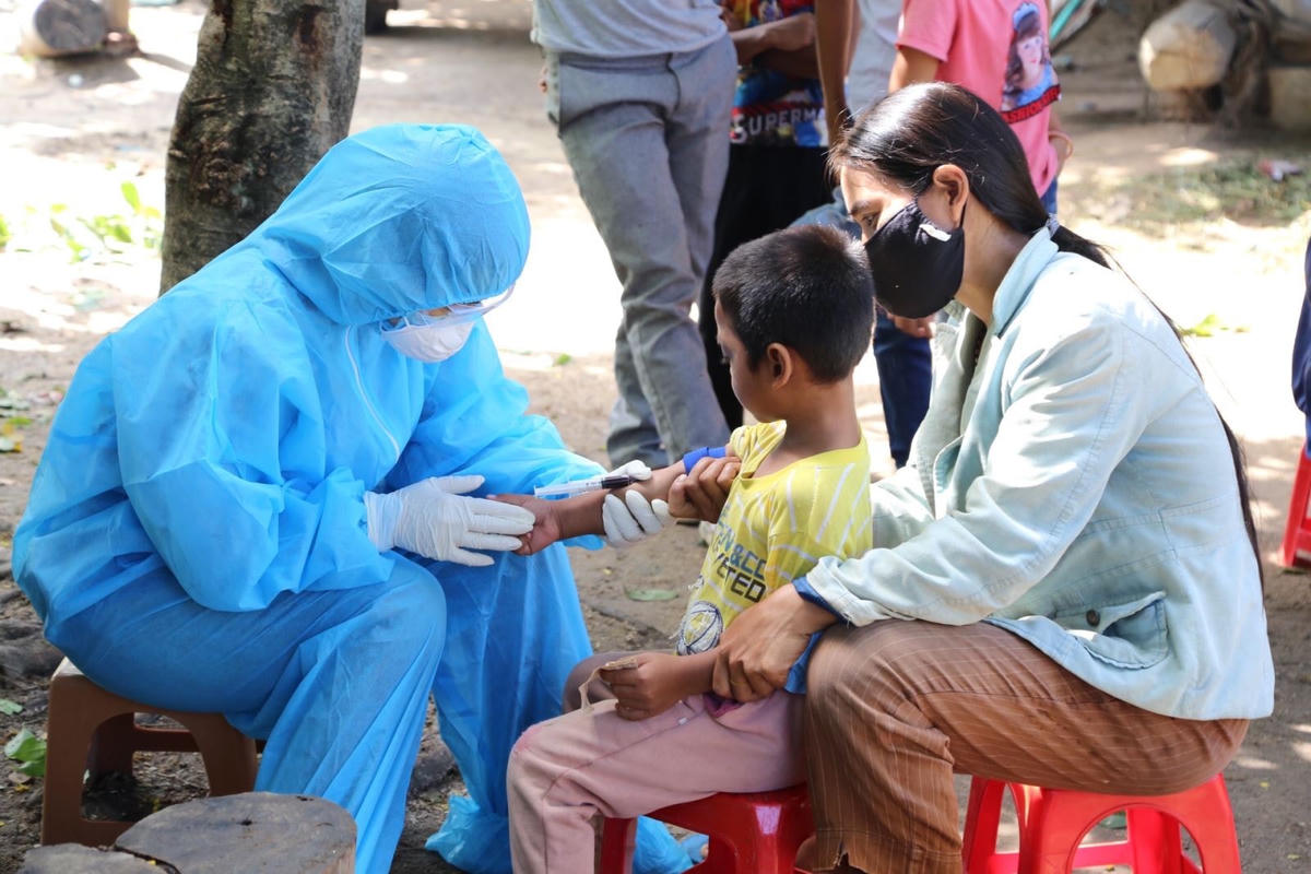 Cán bộ y tế, tiêm phòng vaccine phòng bệnh bạch hầu cho trẻ em.