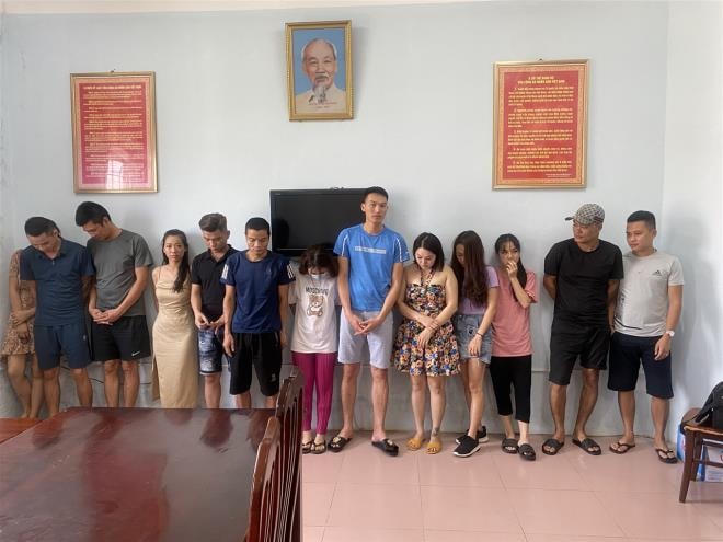 Nhóm nam nữ trong phòng hát 301 và 402 bị Công an tạm giữ.