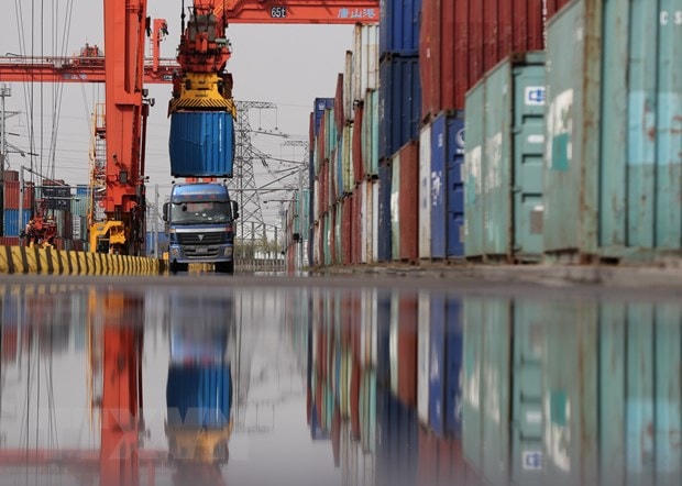 Bốc dỡ container hàng hóa tại cảng Đường Sơn, tỉnh Hà Bắc, Trung Quốc, ngày 16/4/2021. (Ảnh: THX/TTXVN)