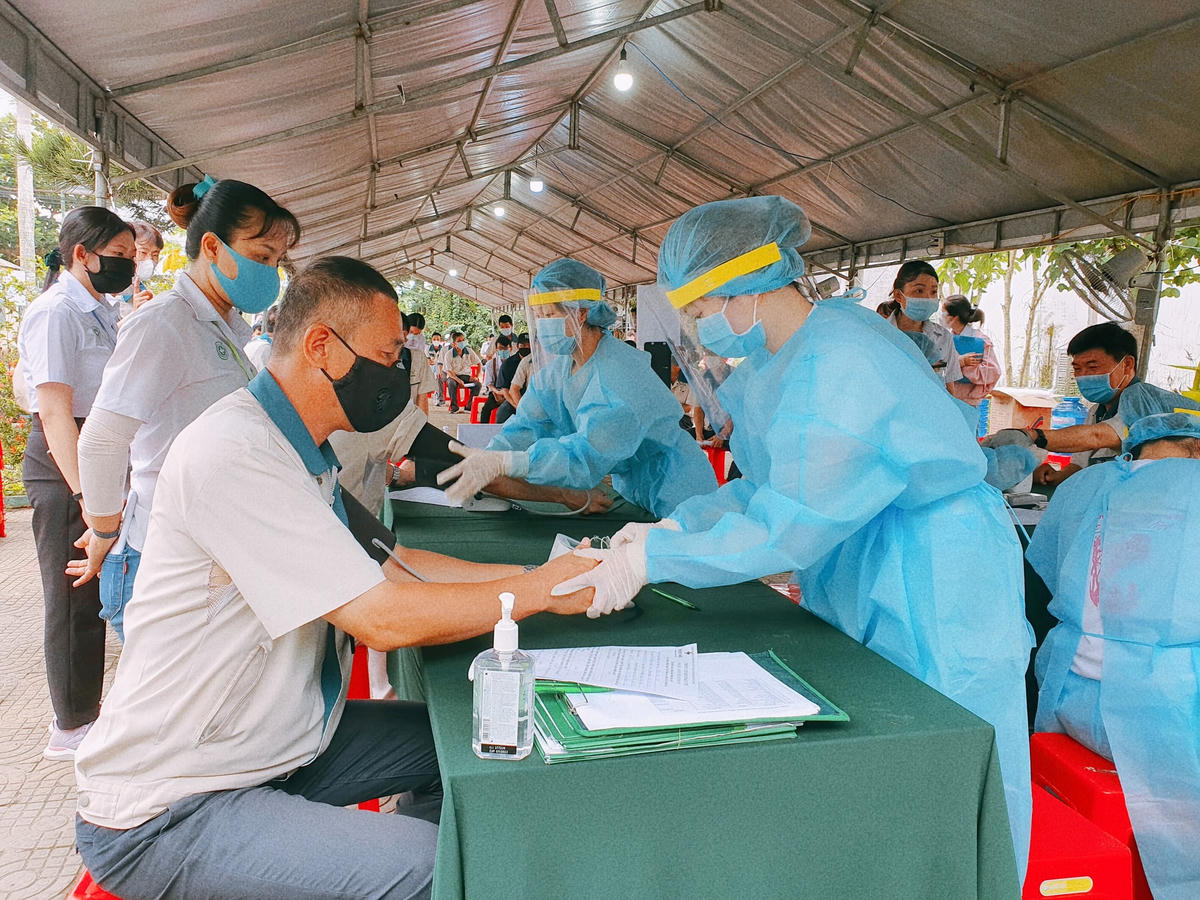 Kiểm tra, sàng lọc kỹ công nhân trước khi tiêm vaccine.