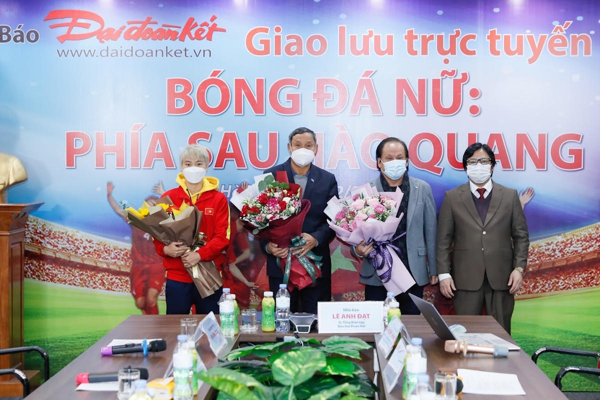 Quyền Tổng Biên tập Báo Đại Đoàn Kết Lê Anh Đạt tặng hoa cho các vị khách mời tham gia tọa đàm.