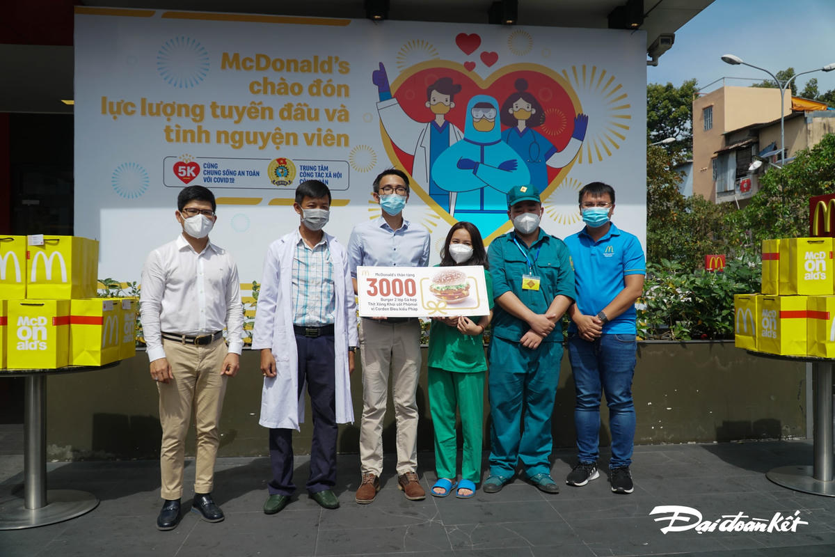 Đại diện Trung tâm Công tác xã hội Công đoàn TP HCM nhận 3.000 suất ăn gửi đến lực lượng tuyến đầu và công nhân lao động.