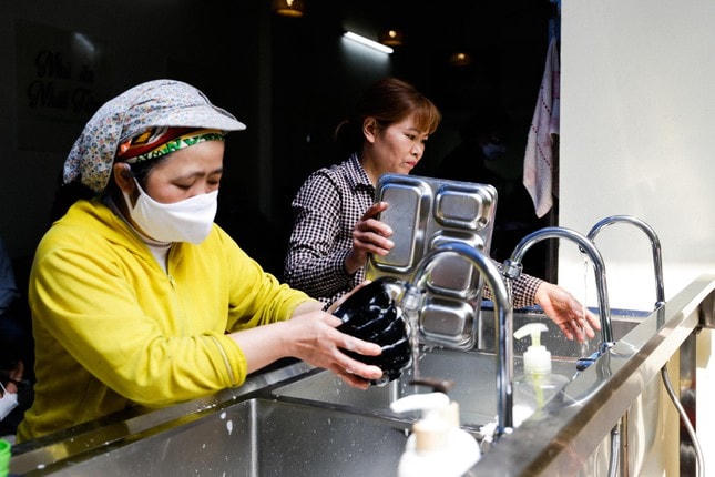 "Lúc đầu còn ngại nên tôi không dám đến đây ăn, nhưng lần đầu đến dùng bữa, thì tôi thấy mọi người rất gần gũi. Nhiều hôm đi làm về ngồi ăn một mình cũng buồn, đến đây vừa có chị em ngồi ăn và làm cùng cảm thấy rất vui", chị Hoàng Thị Loan (48 tuổi, Hà Nội) nói.