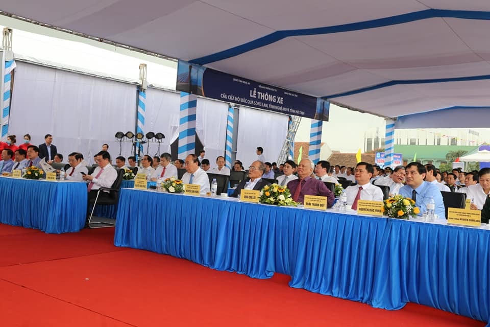 Thủ tướng Nguyễn Xuân Phúc và đại biểu Trung ương tại lễ cắt băng khánh thành cầu Cửa Hội trị giá 900 tỷ đồng.