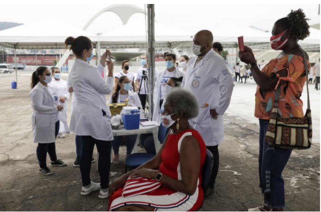 Tiêm phòng vaccine Covid-19 cho người cao tuổi tại Rio de Janeiro (Brazil).