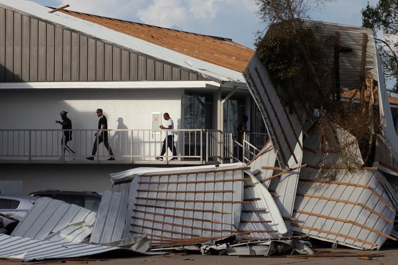 Hệ thống mái tôn đổ nát tại một khu nhà trọ ở Houma, bang Louisiana.