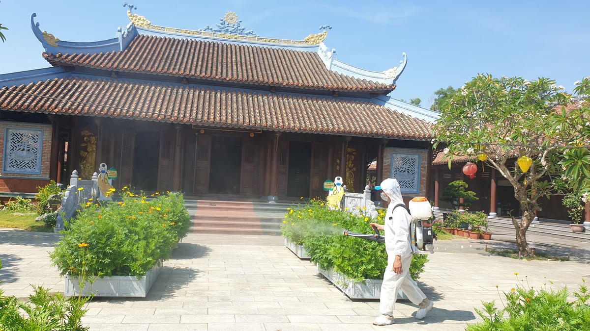 Ngành y tế TP Hội An phun thuốc khử trùng các địa điểm BN2982 từng đến.